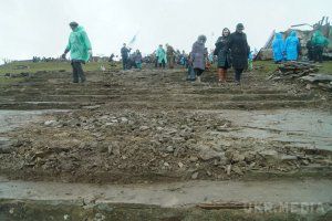 Моторошні пейзажі Савур-Могили: свіжі поховання і зруйновані пам'ятники. Від величного меморіального комплексу залишилися руїни.