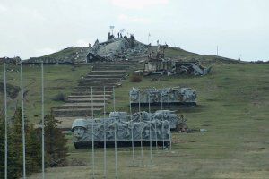 Моторошні пейзажі Савур-Могили: свіжі поховання і зруйновані пам'ятники. Від величного меморіального комплексу залишилися руїни.