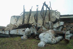 Моторошні пейзажі Савур-Могили: свіжі поховання і зруйновані пам'ятники. Від величного меморіального комплексу залишилися руїни.