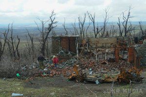 Моторошні пейзажі Савур-Могили: свіжі поховання і зруйновані пам'ятники. Від величного меморіального комплексу залишилися руїни.