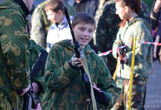 Дітей на Донбасі почали навчати стрільбі. На Донбасі ополченці вивозять дітей на полігони і вчать їх стріляти. 
