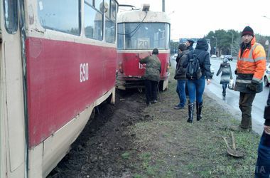 У Харкові на мосту злетів з рейок трамвай (фото). Один з вагонів виявився майже поперек колії
