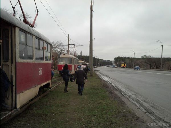 У Харкові на мосту злетів з рейок трамвай (фото). Один з вагонів виявився майже поперек колії