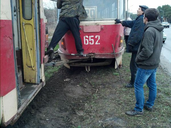 У Харкові на мосту злетів з рейок трамвай (фото). Один з вагонів виявився майже поперек колії