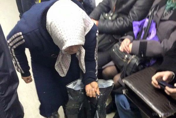 У Києві бабуся-жебрак у метро виявилася чоловіком. У соцмережі киянин опублікував фото бабусі. 