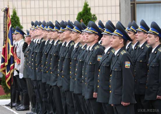 СБУ почали готувати до введення воєнного стану. Верховна Рада підтримала внесений Петром Порошенком законопроект про збільшення чисельності Служби безпеки України у разі воєнного стану відповідно до планів мобілізації.