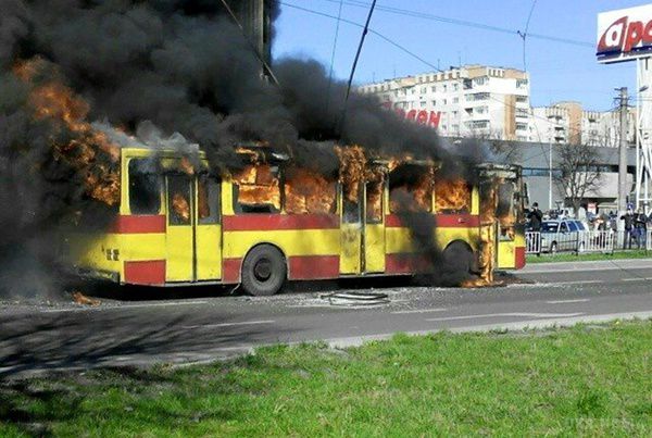 У Львові під час руху загорівся тролейбус. У Львові в четвер вранці під час руху загорівся тролейбус. 