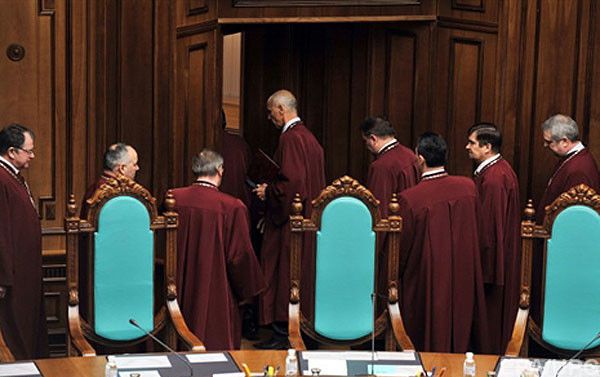 Відкрито провадження що до суддів Конституційного суду  - Мін'юст. У Мін'юсті вважають, що ці судді допомогли Януковичу узурпувати владу