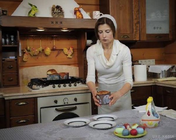 Порошенко поділився рецептом пасок від першої леді. Президент України Петро Порошенко на своїй сторінці в Facebook опублікував фотографії Марини Порошенко, яка пече паски, і сам рецепт.