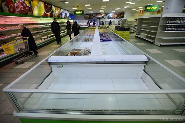  Життя в зоні АТО: "продуктовий туризм" витіснив "пенсійний". Жителі міст, які опинилися по той бік блокпостів, змушені їздити на "велику землю" навіть за їжею.