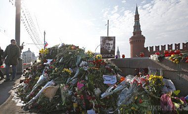   Знову зачистили народний меморіал на місці вбивства Нємцова . Свої дії активісти пояснили тим, що після 40 днів з дня смерті політика "все повинно бути на кладовищі"