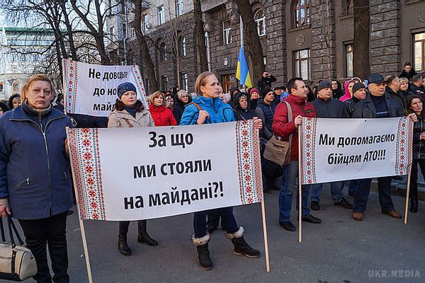 «За що ми стояли на Майдані?» - київські торговці вийшли під вікна Порошенко. В Адміністрації президента розпочалася безстрокова акція протесту громадською організацією «Власники малих архітектурних форм в метрополітені».