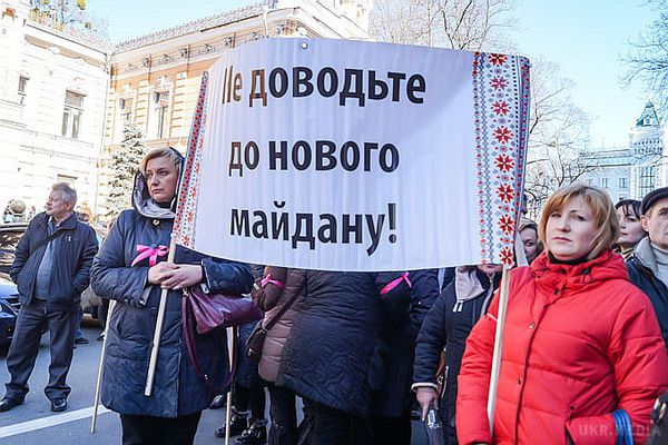«За що ми стояли на Майдані?» - київські торговці вийшли під вікна Порошенко. В Адміністрації президента розпочалася безстрокова акція протесту громадською організацією «Власники малих архітектурних форм в метрополітені».