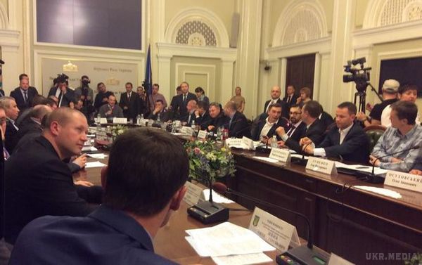  Рада створює групу, яка перевірить звинувачення на адресу Яценюка. Парламент зайнявся прем'єром. 