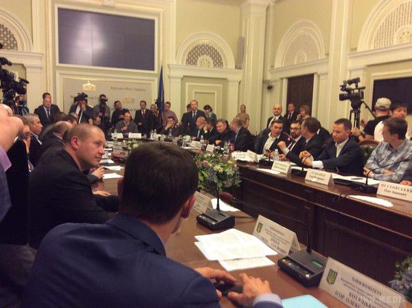  Рада створює групу, яка перевірить звинувачення на адресу Яценюка. Парламент зайнявся прем'єром. 