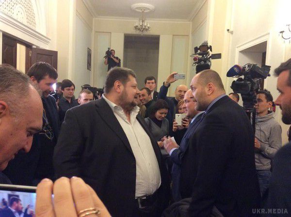  Рада створює групу, яка перевірить звинувачення на адресу Яценюка. Парламент зайнявся прем'єром. 