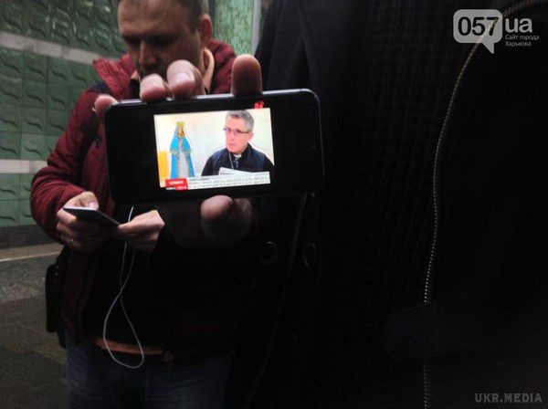 У харківському метро презентували першу в Україні підземну 3G-мережу. За словами представників компанії, що надає цю послугу, 3G-мережа здатна розвивати швидкість передачі інформації до 30 Мбіт/сек.