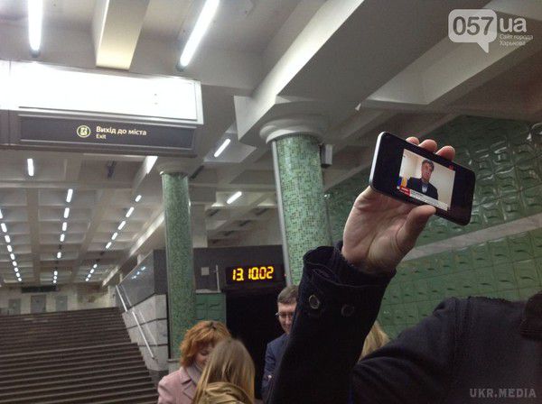 У харківському метро презентували першу в Україні підземну 3G-мережу. За словами представників компанії, що надає цю послугу, 3G-мережа здатна розвивати швидкість передачі інформації до 30 Мбіт/сек.