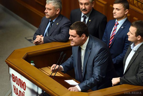 Про скандал між Кабміном та Радою. Перший серйозний скандал в коаліції загрожує прем'єру відставкою через звинувачення в корупції.
