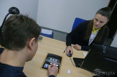 Біометричні паспорти подорожчали до 1280 грн. Оформлення звичайного закордонного паспорта обійдеться в більше 1030 грн