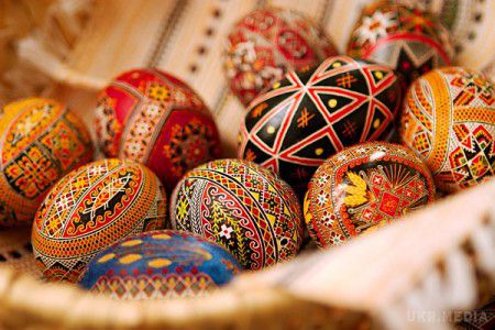 Українські традиції та прикмети на Великдень. Великдень багатий різноманітними народними звичаями. На Великодні свята, як і на Різдвяні, повинна зібратися вся родина, адже це — "Великий День".