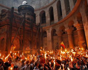 В Єрусалимі зійшов Священний вогонь. Тисячі людей у Велику суботу стали свідками сходження благодатного вогню в храмі Гробу Господнього в Єрусалимі.