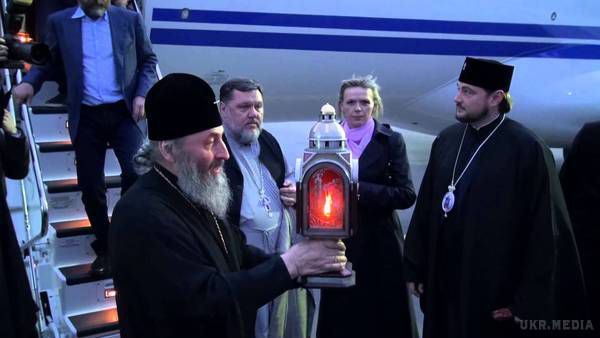 В Україну прибув Благодатний вогонь. Вогонь з Єрусалиму розвозять по храмах
