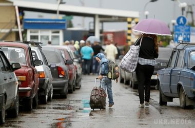 ООН: Сотні тисяч українців шукають притулку в сусідніх країнах через війну в Донбасі. Найбільше народу звернулося до РФ