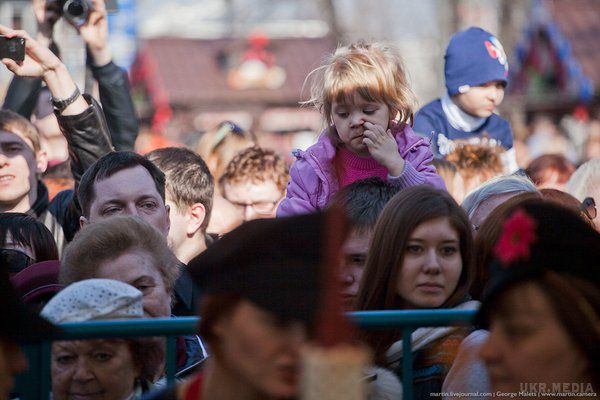 У Москві сталася тиснява за безкоштовним куличем. Є постраждалі (фото). У центрі Москви сталася тиснява в черзі до гігантського куличу.