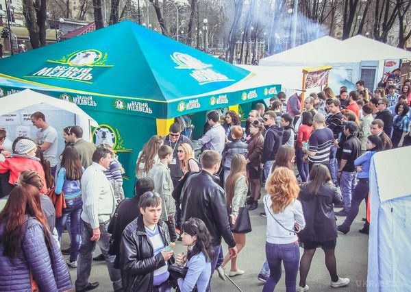 Як відзначали Великдень в Донецьку (фото). Ніколи Донецьк так не святкував Великдень. Такої кількості людей не бачив напевно з часів Чемпіонату Європи з футболу 2012. 
