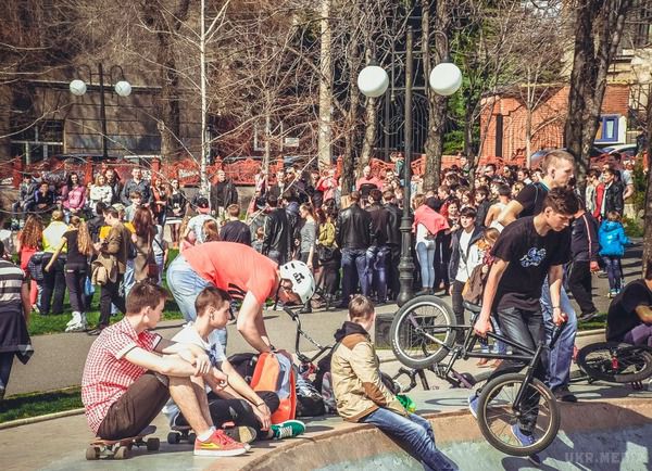 Як відзначали Великдень в Донецьку (фото). Ніколи Донецьк так не святкував Великдень. Такої кількості людей не бачив напевно з часів Чемпіонату Європи з футболу 2012. 