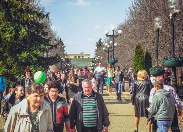 Як відзначали Великдень в Донецьку (фото). Ніколи Донецьк так не святкував Великдень. Такої кількості людей не бачив напевно з часів Чемпіонату Європи з футболу 2012. 