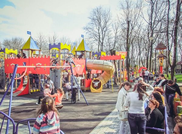 Як відзначали Великдень в Донецьку (фото). Ніколи Донецьк так не святкував Великдень. Такої кількості людей не бачив напевно з часів Чемпіонату Європи з футболу 2012. 