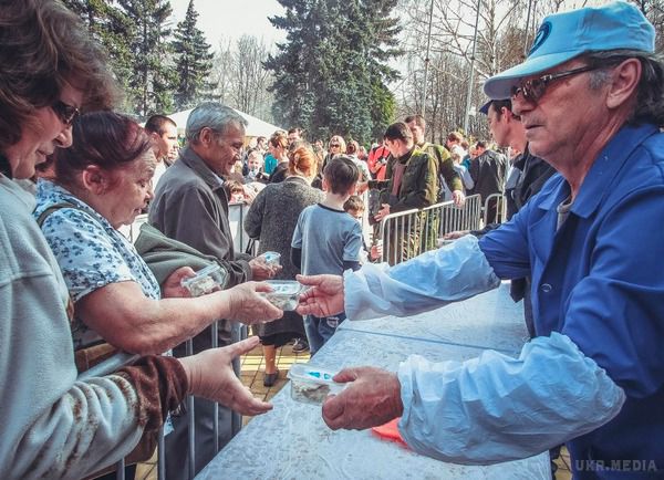 Як відзначали Великдень в Донецьку (фото). Ніколи Донецьк так не святкував Великдень. Такої кількості людей не бачив напевно з часів Чемпіонату Європи з футболу 2012. 