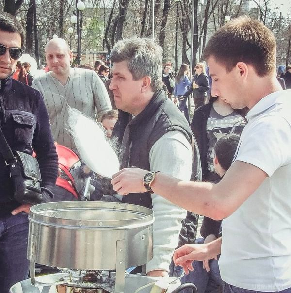 Як відзначали Великдень в Донецьку (фото). Ніколи Донецьк так не святкував Великдень. Такої кількості людей не бачив напевно з часів Чемпіонату Європи з футболу 2012. 