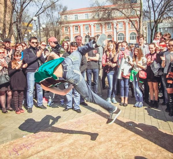 Як відзначали Великдень в Донецьку (фото). Ніколи Донецьк так не святкував Великдень. Такої кількості людей не бачив напевно з часів Чемпіонату Європи з футболу 2012. 