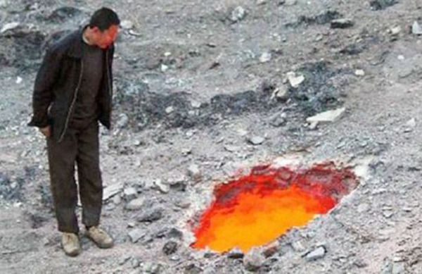 У Китаї знайшли «ворота в пекло». Температура всередині невеликого кратера становить 792 градуси за Цельсієм.