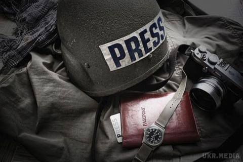 В районі Донецького аеропорту загинув місцевий журналіст. В результаті обстрілу автомобіля в районі Донецького аеропорту загинув місцевий журналіст. В авто потрапив снаряд ПТКР