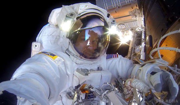 Астронавти NASA оприлюднили відеозапис прогулянки у відкритому Космосі(ВІДЕО). Астронавти NASA виклали в Мережу годинну запис прогулянки у відкритому Космосі