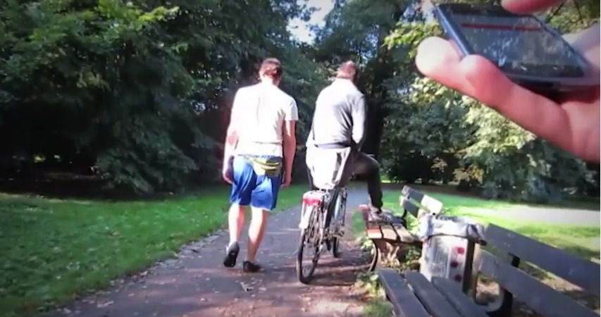  У Німеччині представили технологію яка дистанційно направляє пішоходів за потрібним маршрутом.  В результаті роботи такої системи ноги самі ведуть людину у потрібному напрямку, позбавляючи від необхідності звірятися з картою. 