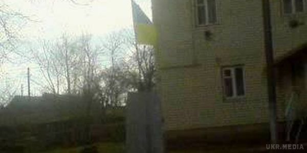 На Рівненщині повалили бюст розвіднику Кузнецову. В центрі села Повча, де стояв пам'ятник радянському розвіднику, зараз майорить жовто-блакитний прапор України.