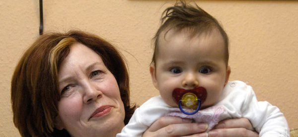 У Німеччині 65-річна німкеня вагітна чотирма близнюками. У Німеччині 65-річна Аннегрет Рауніґ, мати тринадцяти дітей, знову вагітна. Як повідомило Agence France-Presse з посиланням на німецький телеканал RTL, жінка - вчитель російської та англійської мов. 