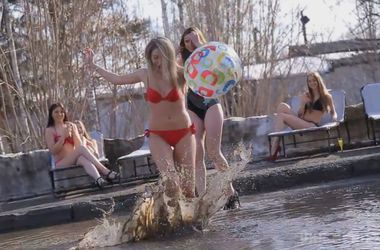 У Новосибірську дівчата в бікіні купалися прямо в калюжах (фото). Таким чином активісти намагалися звернути увагу мера міста на стан доріг