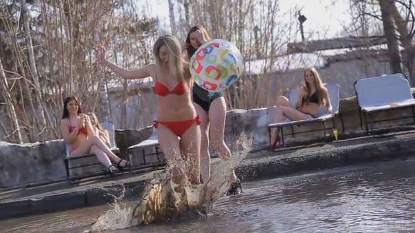 У Новосибірську дівчата в бікіні купалися прямо в калюжах (фото). Таким чином активісти намагалися звернути увагу мера міста на стан доріг