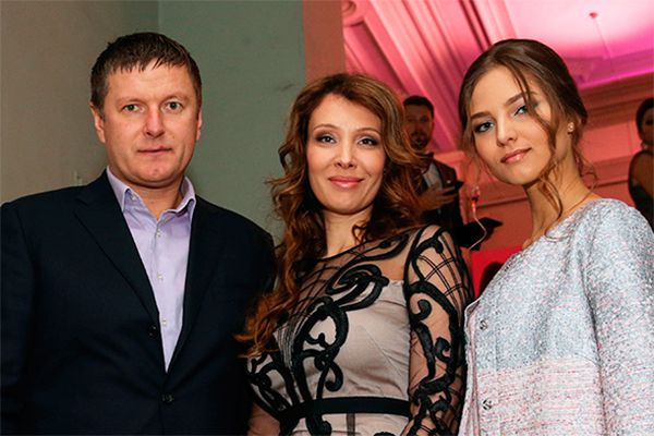 Як багата рідня допомагає пробитися в житті. ЗМІ співають дифірамби іноземним спадкоємцям багатомільйонних статків, які вважали за краще працювати на благо суспільства, ставши артистами, а не просто витрачати гроші в клубах і на курортах.