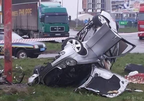 У Львові міліціонер в'їхав в опору рекламного щита. Автомобіль перекинувся, а водій від отриманих травм загинув на місці пригоди.