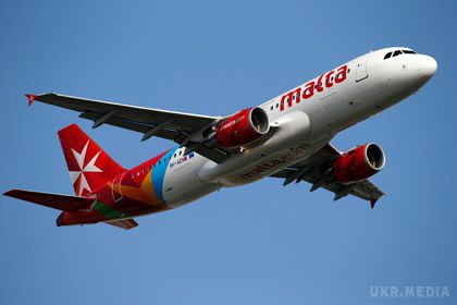 Пілот авіакомпанії Air Malta «намалював» в небі два серця (фото). Airbus A319-111, що належить авіакомпанії, вилетів з аеропорту мальтійського міста Лука ввечері 14 квітня. Спочатку пілот вибрав для траєкторії польоту одне велике серце, а потім додав до нього друге, але меншого розміру. 