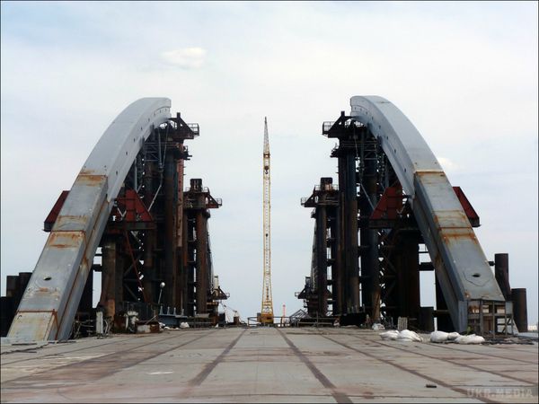 «Мостобуд» має сплатити мільярд кредитних коштів виділених на будівництво  мосту в Києві. Підприємство своїх зобов'язань так і не виконав - міст знаходиться в незавершеному стані