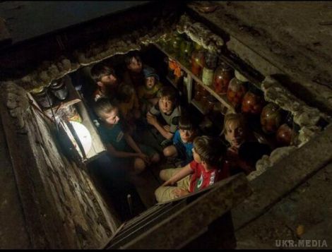 У Широкіно мешканці ночують в холодних і тісних підвалах - ОБСЄ (відео). У селищі Широкіно під Маріуполем знищено близько 50 відсотків будівель, в інших - розбитий дах, стіни та відсутні вікна. 