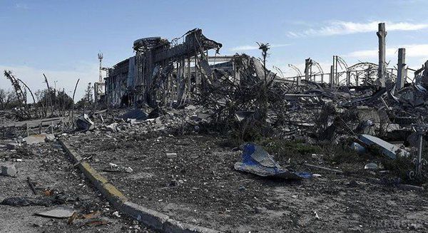 Рік війни на Донбасі: знищені аеропорти, заводи і шахти (фото,відео). Бойовики перетворили на купу сміття кладовища, музеї та цілі селища